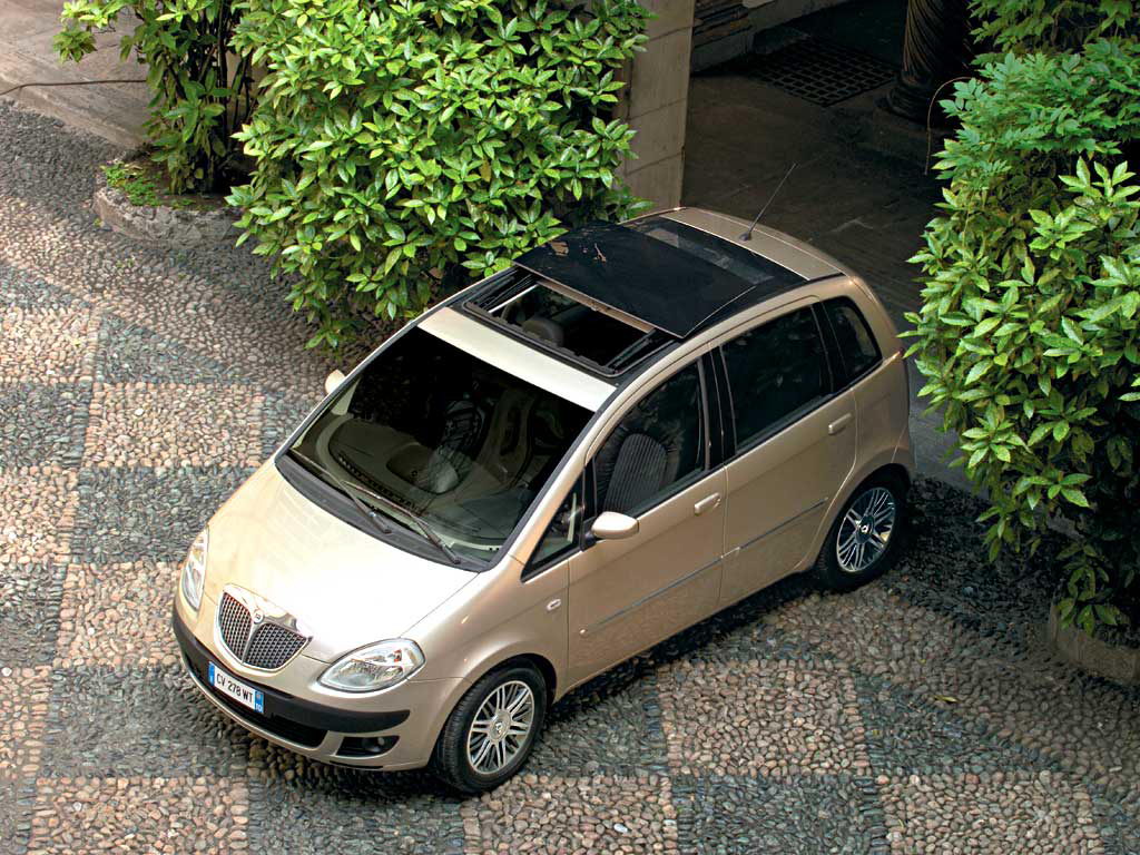 Lancia Musa 2004 008.jpg